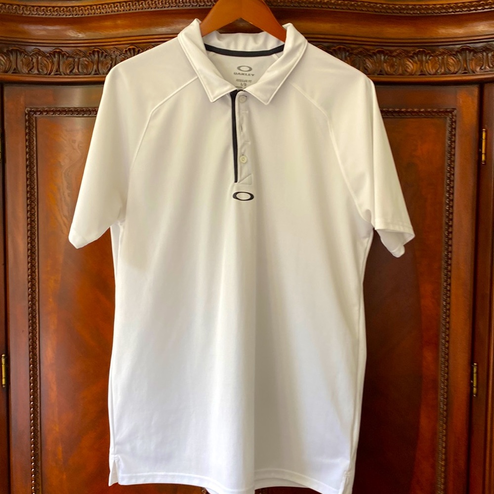 Oakley polo shirt/ Size Large. Color white. 👕